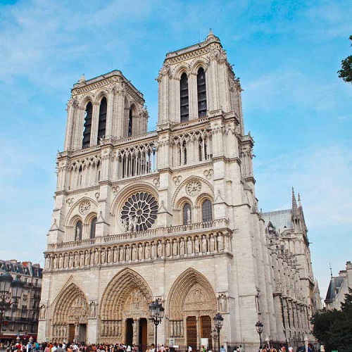 法國巴黎聖母院慘遭火災 誓言五年內修復